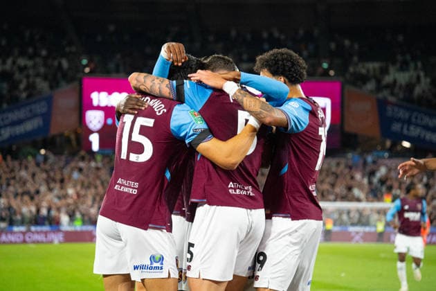 West Ham players celebrating the leveller during the Carabao Cup Third Round match between West Ham United and Fulham at the The London Stadium in London UK (Elliot Legg Sports Press Photo)  Copyright: x(ElliotxLegg SportsxPressxPhoto)x Sportspressphoto_SPR231826