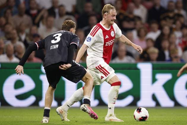 AMSTERDAM - (LR) Finn Stam of Willem II, Julian Brandt of AFC Ajax during the Dutch Eredivisie match between AFC Ajax and Willem II Tilburg at the Johan Cruijff ArenA on 15 September 2026 in Amsterdam, the Netherlands. MAURICE VAN STEEN ANP Eredivisie 2026 27 xVIxANPxSportx xMauricexvanxSteenxIVx 568748400 originalFilename: 568748400.jpg