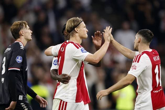 AMSTERDAM - (LR) Finn Stam of Willem II is disappointed while Kasper Dolberg of AFC Ajax, Jorthy Mokio of AFC Ajax and Oscar Gloukh of AFC Ajax celebrate the 5-1 during the Dutch Eredivisie match between AFC Ajax and Willem II Tilburg at the Johan Cruijff ArenA on 15 September 2026 in Amsterdam, the Netherlands. MAURICE VAN STEEN ANP Eredivisie 2026 27 xVIxANPxSportx xMauricexvanxSteenxIVx 568749635 originalFilename: 568749635.jpg