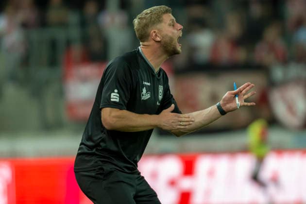 Regionalliga Northeast Season 26-27: Hallescher FC vs. FC Carl Zeiss Jena, Halle, Germany, September 15, 2026. Pictured: Coach Robert Schröder (Schroeder) of Halle gesturing at the Halle Saale Leuna Chemie Stadium in Saxony-Anhalt, Germany