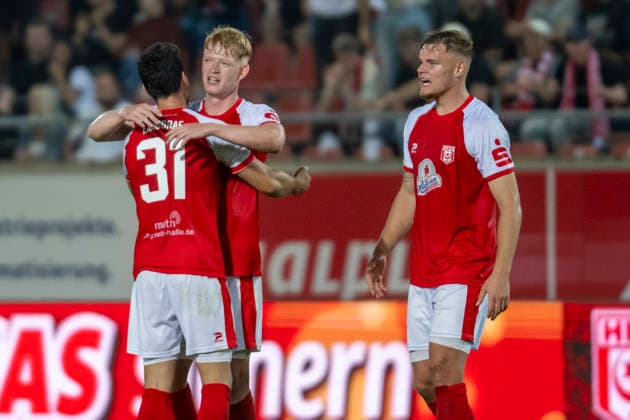 Regionalliga Northeast Season 26–27 Hallescher FC vs. FC Carl Zeiss Jena Halle, Germany September 15, 2026 Pictured from left: Niklas Landgraf (Halle), Lennard Becker (Halle), and Vin Kastull (Halle). Celebrations at the end of the game, final celebration, emotion, joy, Halle, Saale, Leuna, Chemie Stadium, Saxony-Anhalt, Germany