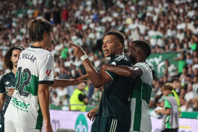 Spain - LaLiga EA - Elche CF vs Real Madrid CF - 15 09 2026 SPAIN, ELCHE, SEPTEMBRE 15. Kylian Mbappe of Real Madrid is calmed down by Thomas Lemar of Elche as he argues with Gonzalo Villar of Elche during the LaLiga EA Sports football match between Elche CF and Real Madrid CF on Septembre 15, 2026 at Estadio Manuel Martinez Valero in Elche, Spain. Photo by Manuel Blondeau AOP.Press Elche Estadio Manuel Martinez Valero Valencian Community Spain Copyright: x ManuelxBlondeau AOP.Pressx AOP20260915-014