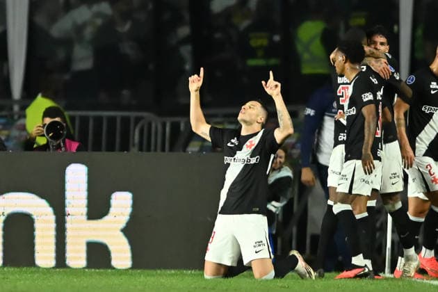 Fußball, Copa Sudamericana, Vasco da Gama Rio de Janeiro - Independiente Santa Fe VASCO DA GAMA X SANTA FE RIO DE JANEIRO, RJ - 15.09.2026: VASCO DA GAMA X SANTA FE - Bruno Duarte scores a goal during Vasco da Gama (BRA) x Santa Fe (COL), a match valid for the second leg of the CONMEBOL Sudamericana 2026, held at the Sao Januario stadium, located in the city of Rio de Janeiro (RJ), on the night of this Tuesday (15). (Photo: Nayra Halm Fotoarena) x3017003x  NayraxHalm