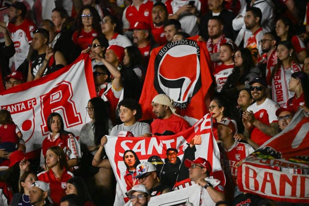 Fußball, Copa Sudamericana, Vasco da Gama Rio de Janeiro - Independiente Santa Fe VASCO DA GAMA X SANTA FE RIO DE JANEIRO, RJ - 15.09.2026: VASCO DA GAMA X SANTA FE - Santa Fe fans during Vasco da Gama (BRA) x Santa Fe (COL), a match valid for the second leg of the CONMEBOL Sudamericana 2026, held at the Sao Januario stadium, located in the city of Rio de Janeiro (RJ), on the night of this Tuesday (15). (Photo: Nayra Halm Fotoarena) x3017014x  NayraxHalm