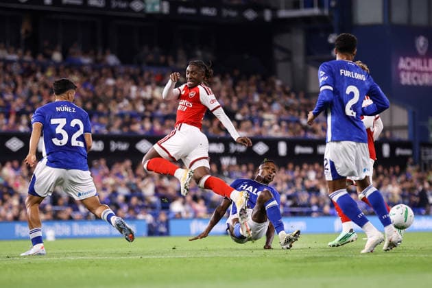 Ipswich Town gegen Arsenal, 15. September 2026, Ipswich, Carabao Cup, 3. Runde: Ipswich Town gegen Arsenal. Eberechi Eze von Arsenal wird von Florentino Ibrain Morris Luis von Ipswich Town gestoppt. Foto: Jacques Feeney. Abseits. Ipswich, Großbritannien  Copyright: xJacquesxFeeneyx xOffsidexOffside