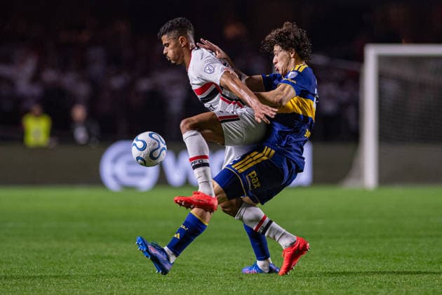 SAO PAULO, BRAZIL - SEPTEMBER 15: Lucas Ramon of São Paulo (L) and Facundo Herrera of Boca Juniors (R) fight for possession during the Copa CONMEBOL Sudamericana 2026 Quarter-final second leg match between Sao Paulo v Boca Juniors at Morumbi Stadium on September 15, 2026 in Sao Paulo, Brazil (Photo by Riquelve Nata Sports Press Photo SPP) Copyright: xSportsxPressxPhotox Sportspressphoto_SPR232319