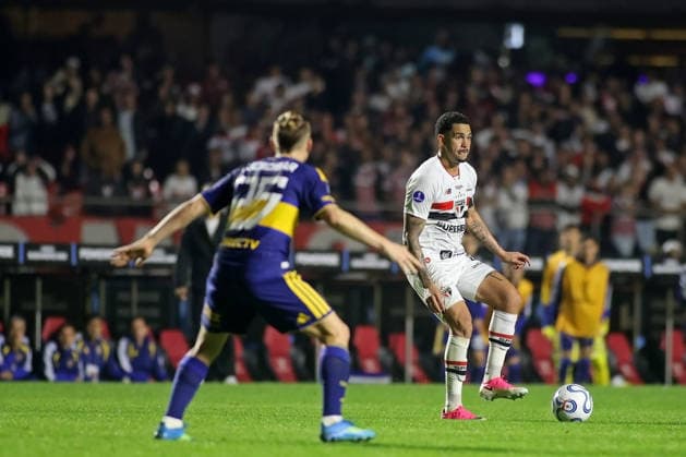 15th September 2026; Estadio do Morumbi, Sao Paulo, Brazil; CONMEBOL Sudamericana Football, Sao Paulo versus Boca Juniors; Luciano of Sao Paulo controls the ball AndrexCardoso DiaEsportivo