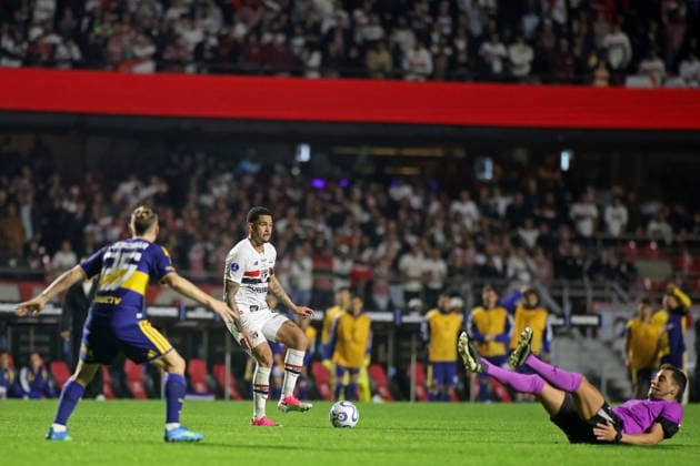 15th September 2026; Estadio do Morumbi, Sao Paulo, Brazil; CONMEBOL Sudamericana Football, Sao Paulo versus Boca Juniors; Luciano of Sao Paulo controls the ball and sees the uruguayan referee Gustavo Tejera lying on the pitch AndrexCardoso DiaEsportivo
