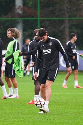 Ahead of Besiktas v Olympique de Marseille - UEFA Europa League ISTANBUL, TURKIYE - SEPTEMBER 16: Dusan Vlahovic of Besiktas takes part in a training session ahead of UEFA Europa League match between Besiktas and Olympique de Marseille in Istanbul, Turkiye on September 16, 2026. Adem Kutucu Anadolu Istanbul Turkey. Editorial use only. Please get in touch for any other usage.  Copyright: x2026xAnadoluxAdemxKutucux