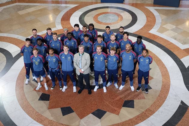 Group photo of the FC Bayern Munich men s team with Dr. Markus Söder, Member of the State Parliament (MdL), Minister-President of Bavaria, and CSU Chairman, GER, Minister President Dr. Markus Söder welcomes the FC Bayern Munich women’s and men’s soccer teams to honor them as German champions for the 2025–28 season, September 16, 2026, GER, Minister President Dr. Markus Söder welcomes the FC Bayern Munich women’s and men’s soccer teams to honor them as German champions for the 2025–28 season, September 16, 2026, Munich Copyright: xEibner-Pressefoto JennixMaulx EP_JML