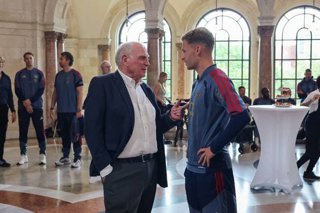 Uli Hoeness of FC Bayern Munich, honorary president, in conversation with Joshua Kimmich of FC Bayern Munich, 06, GER: Minister-President Dr. Markus Söder welcomes the FC Bayern Munich women’s and men’s soccer teams to honor them as German champions for the 2025–28 season, September 16, 2026, GER, Minister-President Dr. Markus Söder welcomes the FC Bayern Munich women’s and men’s soccer teams to honor them as German champions for the 2025–28 season, September 16, 2026, Munich Copyright: xEibner-Pressefoto JennixMaulx EP_JML