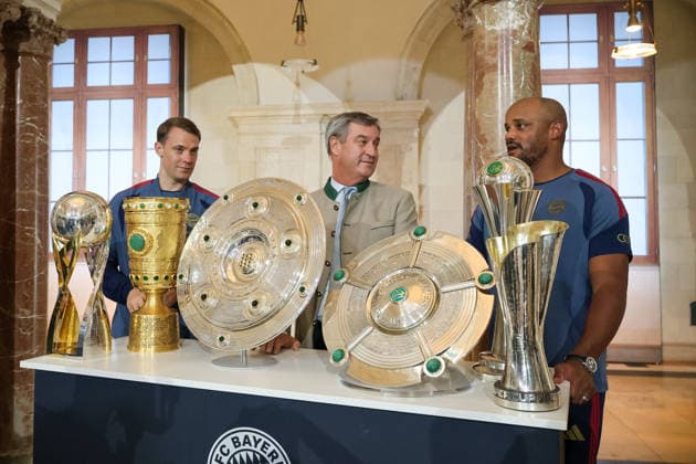Manuel Neuer of FC Bayern Munich, 01, with Dr. Markus Söder, Member of the Bavarian State Parliament (MdL), Minister-President of Bavaria, and CSU Chairman, and Vincent Kompany of FC Bayern Munich, head coach, with the trophies and championship trophies from the previous season, GER: Minister-President Dr. Markus Söder welcomes the FC Bayern Munich women’s and men’s soccer teams to honor them as German champions for the 2025–28 season, September 16, 2026, GER, Minister-President Dr. Markus Söder welcomes the FC Bayern Munich women’s and men’s soccer teams to honor them as German champions for the 2025–28 season, September 16, 2026, Munich Copyright: xEibner-Pressefoto JennixMaulx EP_JML