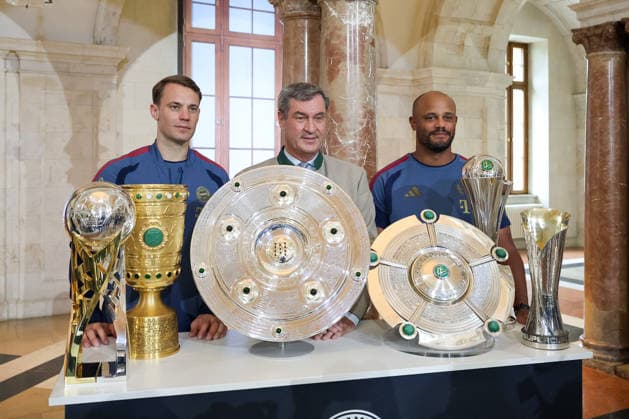Manuel Neuer of FC Bayern Munich, 01, with Dr. Markus Söder, Member of the Bavarian State Parliament (MdL), Minister-President of Bavaria, and CSU Chairman, and Vincent Kompany of FC Bayern Munich, head coach, with the trophies and championship trophies from the previous season, GER: Minister-President Dr. Markus Söder welcomes the FC Bayern Munich women’s and men’s soccer teams to honor them as German champions for the 2025–28 season, September 16, 2026, GER, Minister-President Dr. Markus Söder welcomes the FC Bayern Munich women’s and men’s soccer teams to honor them as German champions for the 2025–28 season, September 16, 2026, Munich Copyright: xEibner-Pressefoto JennixMaulx EP_JML