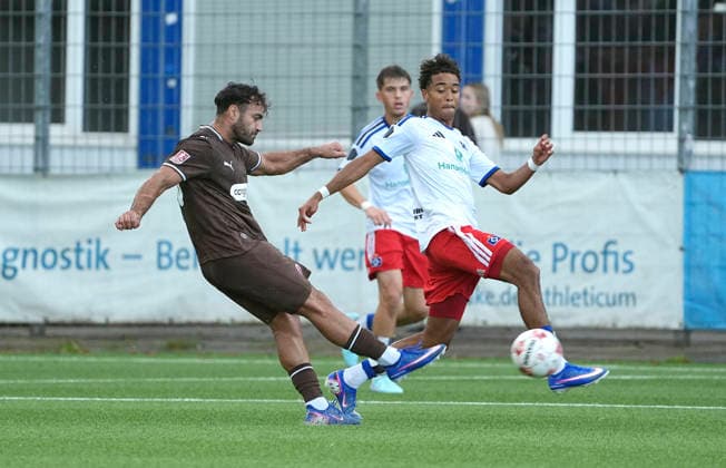 Photo by Nikky GOGUADZE: Pauli scores the 0-1 goal against Arnaud Riedel of HSV on a free kick. Soccer: Regionalliga Nord, Matchday 9 on Wed, Sept. 16, 2026: HSV II vs. FC St. Pauli II