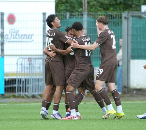 Photo by Nikky GOGUADZE: Pauli scores the 0-1 goal on a free kick and is celebrated by his teammates. Soccer: Regionalliga Nord, Matchday 9 on Wed, Sept. 16, 2026: HSV II vs. FC St. Pauli II