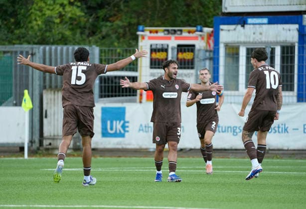 Photo by Nikky GOGUADZE: Pauli scores the 0-1 goal on a free kick and is celebrated by his teammates. Soccer: Regionalliga Nord, Matchday 9 on Wed, Sep 16, 2026: HSV II vs. FC St. Pauli II