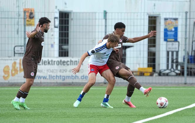 Photo: Louis Pepe LEMKE (HSV) vs. Jack WARDIUS (Pauli), with Nikky GOGUADZE (Pauli) on the left. Pauli Soccer, Regionalliga Nord, Matchday 9 on Wed, Sept. 16, 2026: HSV II vs. FC St. Pauli II