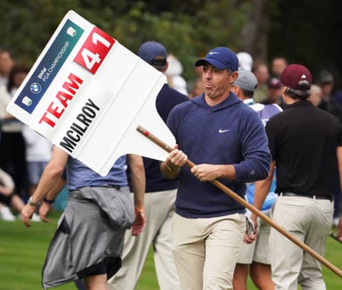 Golf - DP World Tour (European Tour) ˜Rolex Series™ - 2026 BMW PGA, Golf Herren Championship - Celebrity Pro-Am Round - West Course, Wentworth Club - Wednesday 16th September 2026 Rory McIlroy walks off the 18th green with his teams board. 