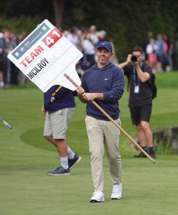 BMW PGA, Golf Herren Championship Pro-Am 2026 SURREY, ENGLAND, SEPTEMBER 16: Rory McIlroy of Northern Ireland holds aloft a 41 under scoreboard after his team finished the BMW PGA Championship Pro-Am 41 Under par during The DP World Tour BMW PGA Championship Pro-Am at Wentworth Golf Club, Virginia Water, Surrey, England, on September 16. (Photo by Daniel Weir) Surrey Wentworth Golf Course England Copyright: xDanielxWeir SportsxPressxPhotox Sportspressphoto_SPR232660