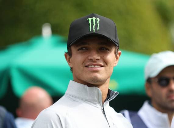 BMW PGA, Golf Herren Championship Pro-Am 2026 SURREY, ENGLAND, SEPTEMBER 16: F1 Driver Lando Norris of Britain racing for Formula One McLaren watches on during The DP World Tour BMW PGA Championship Pro-Am at Wentworth Golf Club, Virginia Water, Surrey, England, on September 16. (Photo by Daniel Weir) Surrey Wentworth Golf Course England Copyright: xDanielxWeir SportsxPressxPhotox Sportspressphoto_SPR232662