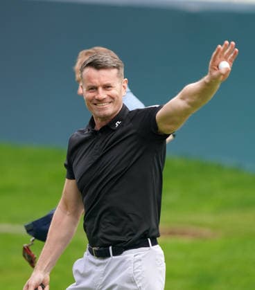 Golf - DP World Tour (European Tour) ˜Rolex Series™ - 2026 BMW PGA, Golf Herren Championship - Celebrity Pro-Am Round - West Course, Wentworth Club - Wednesday 16th September 2026 Shay Given applauds the crowd on the 18th 
