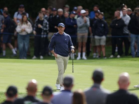 BMW PGA, Golf Herren Championship Pro-Am 2026 SURREY, ENGLAND, SEPTEMBER 16: Rory McIlroy of Northern Ireland acknowledges the crowd after he putts out on hole 15 during The DP World Tour BMW PGA Championship Pro-Am at Wentworth Golf Club, Virginia Water, Surrey, England, on September 16. (Photo by Daniel Weir) Surrey Wentworth Golf Course England Copyright: xDanielxWeir SportsxPressxPhotox Sportspressphoto_SPR232667