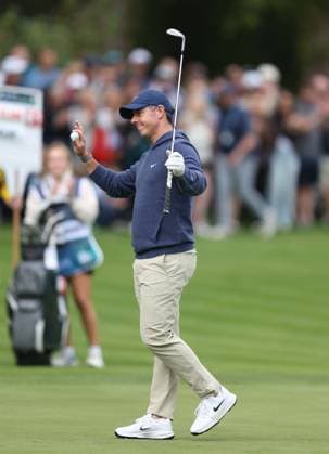 BMW PGA, Golf Herren Championship Pro-Am 2026 SURREY, ENGLAND, SEPTEMBER 16: Rory McIlroy of Northern Ireland acknowledges the crowd in delight on the 18th green after his Pro-Am team score of 41 under during The DP World Tour BMW PGA Championship Pro-Am at Wentworth Golf Club, Virginia Water, Surrey, England, on September 16. (Photo by Daniel Weir) Surrey Wentworth Golf Course England Copyright: xDanielxWeir SportsxPressxPhotox Sportspressphoto_SPR232701