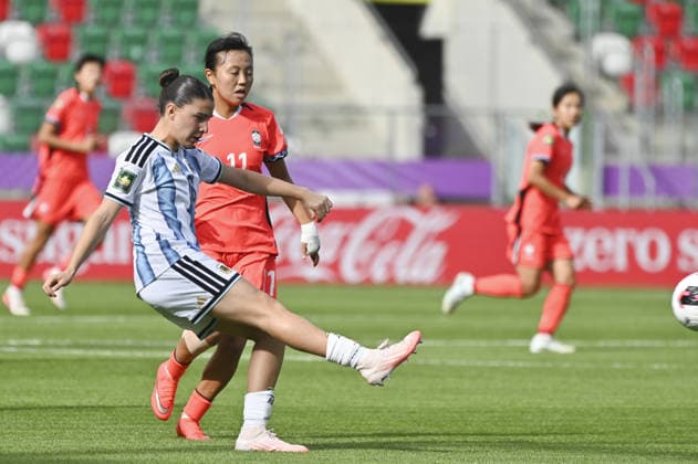 IPA88598253 - Julia Vinhas (ARG) and Hyeyoung Jo (KOR) during the Round of 16 match of the FIFA U-20 Women s World Cup between Argentina and the Republic of Korea, in Sosnowiec, Poland, on September 16, 2026  Copyright: xMichalxDubiel IPAxSportx xx IPA88598253