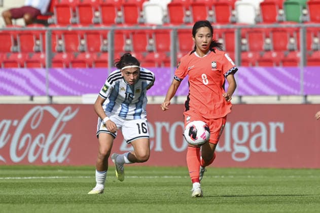 IPA88598258 - Camila Ochoa (ARG) and Hyerin Jin (KOR) during the Round of 16 match of the FIFA U-20 Women s World Cup between Argentina and the Republic of Korea, in Sosnowiec, Poland, on September 16, 2026  Copyright: xMichalxDubiel IPAxSportx xx IPA88598258