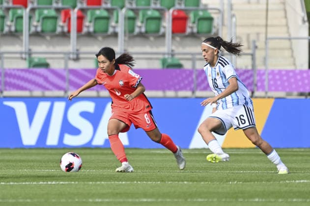 IPA88598248 - Hyerin Jin (KOR) and Camila Ochoa (ARG) during the Round of 16 match of the FIFA U-20 Women s World Cup between Argentina and the Republic of Korea, held in Sosnowiec, Poland, on September 16, 2026  Copyright: xMichalxDubiel IPAxSportx xx IPA88598248