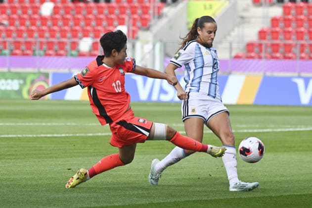 IPA88598261 - Haeun Lee (KOR) and Alma Velasco Heim (ARG) during the Round of 16 match of the FIFA U-20 Women s World Cup between Argentina and the Republic of Korea, in Sosnowiec, Poland, on September 16, 2026  Copyright: xMichalxDubiel IPAxSportx xx IPA88598261
