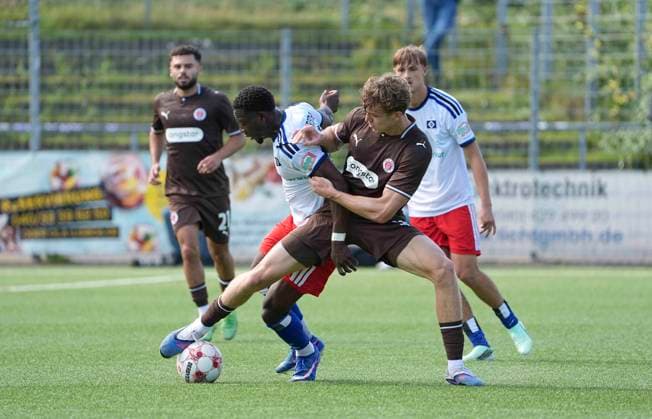 Photo by Jannik Westphal: Pauli makes a sliding tackle on Kelvin OJO. HSV, left: Regionalliga Nord soccer, Matchday 9 on Wed, Sept. 16, 2026: HSV II vs. FC St. Pauli II