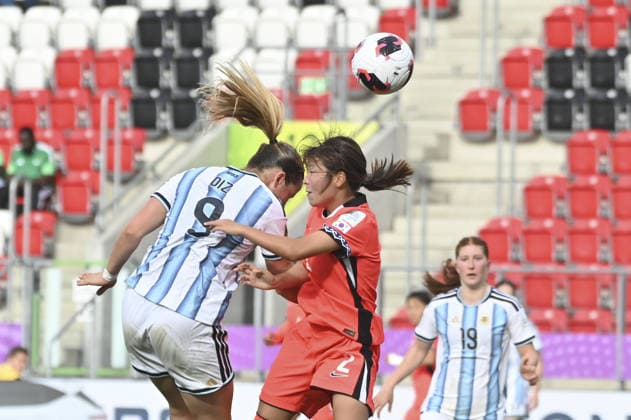 IPA88599652 - Mercedes Diz (ARG) and Ahyeong Yoon (KOR) during the Round of 16 match of the FIFA U-20 Women s World Cup between Argentina and the Republic of Korea, in Sosnowiec, Poland, on September 16, 2026  Copyright: xMichalxDubiel IPAxSportx xx IPA88599652