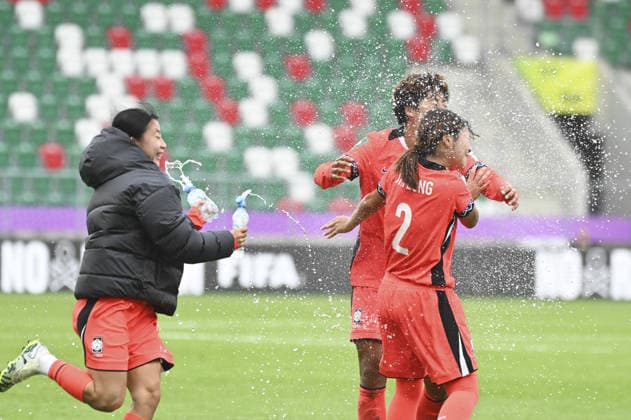 IPA88600287 - The Republic of Korea team celebrates after winning the match and advancing to the next round following the FIFA U-20 Women s World Cup Round of 16 match between Argentina and the Republic of Korea in Sosnowiec, Poland, on September 16, 2026  Copyright: xMichalxDubiel IPAxSportx xx IPA88600287