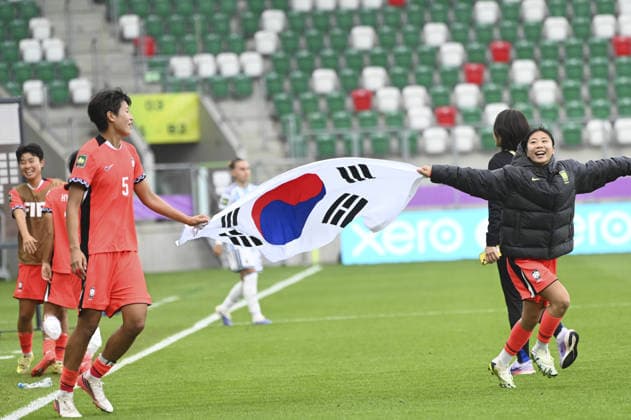 IPA88600289 - The Republic of Korea team celebrates after winning the match and advancing to the next round following the FIFA U-20 Women s World Cup Round of 16 match between Argentina and the Republic of Korea in Sosnowiec, Poland, on September 16, 2026  Copyright: xMichalxDubiel IPAxSportx xx IPA88600289