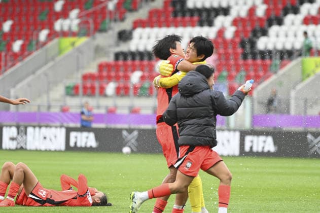 IPA88600290 - The South Korean team celebrates after winning the match and advancing to the next round following the FIFA U-20 Women s World Cup Round of 16 match between Argentina and South Korea in Sosnowiec, Poland, on September 16, 2026  Copyright: xMichalxDubiel IPAxSportx xx IPA88600290