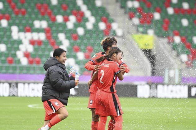 IPA88600284 - The Republic of Korea team celebrates after winning the match and advancing to the next round following the FIFA U-20 Women s World Cup Round of 16 match between Argentina and the Republic of Korea, held in Sosnowiec, Poland, on September 16, 2026  Copyright: xMichalxDubiel IPAxSportx xx IPA88600284