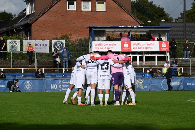 September 16, 2026, GER, Soccer, Regionalliga Nord, Matchday 9, 2026–2027 season, Bremen, Stadion am Panzenberg, Bremer SV vs. VfB Oldenburg, shortly before the game—the VfB Oldenburg team huddle at Stadion am Panzenberg in Bremen, Germany Copyright: xnordphotoxGmbHx xRojahnx