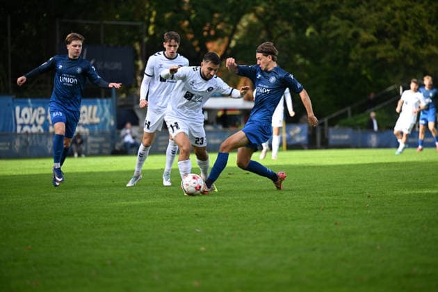 September 16, 2026, GER, Soccer, Regionalliga Nord, Matchday 9, 2026–2027 Season, Bremen, Stadion am Panzenberg, Bremer SV vs. VfB Oldenburg, Louis HAJDINAJ (VfB Oldenburg, 23) in a tackle, Bremen, Stadion am Panzenberg, Bremen, Germany Copyright: xnordphotoxGmbHx xRojahnx