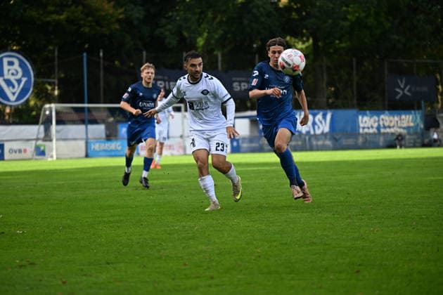 September 16, 2026, GER, Soccer, Regionalliga Nord, Matchday 9, 2026–2027 season, Bremen, Stadion am Panzenberg, Bremer SV vs. VfB Oldenburg, Louis HAJDINAJ (VfB Oldenburg, No. 23) passing the ball at Stadion am Panzenberg in Bremen, Germany Copyright: xnordphotoxGmbHx xRojahnx