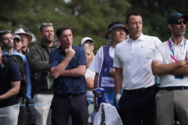 Golf - DP World Tour (European Tour) ˜Rolex Series™ - 2026 BMW PGA, Golf Herren Championship - Celebrity Pro-Am Round - West Course, Wentworth Club - Wednesday 16th September 2026 Ouch ? Ex Footballers, Robbie Fowler and John Terry wince as a shot goes into the crowd 