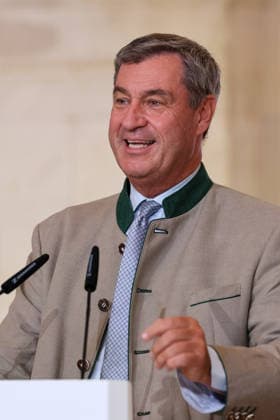 Dr. Markus Söder, Member of the State Parliament (MdL), Minister-President of Bavaria and CSU Chairman, GER; Minister-President Dr. Markus Söder welcomes the FC Bayern Munich women’s and men’s soccer teams to honor them as German champions for the 2025–28 season, September 16, 2026, GER, Minister President Dr. Markus Söder receives the men’s and women’s soccer teams of FC Bayern Munich to honor them as German champions for the 2025–28 season, September 16, 2026, Munich Copyright: xEibner-Pressefoto JennixMaulx EP_JML