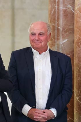 Uli Hoeness, Honorary President of FC Bayern Munich, laughs; GER: Minister President Dr. Markus Söder welcomes the women’s and men’s soccer teams of FC Bayern Munich to honor them as German champions for the 2025–28 season, September 16, 2026, GER, Minister President Dr. Markus Söder welcomes the FC Bayern Munich women’s and men’s soccer teams to honor them as German champions for the 2025–28 season, September 16, 2026, Munich Copyright: xEibner-Pressefoto JennixMaulx EP_JML
