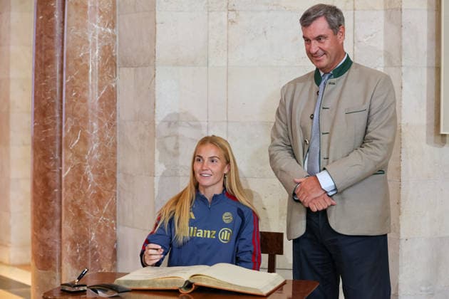 Glodis Perla Viggosdottir of FC Bayern Munich, No. 04, signs the Golden Book alongside Dr. Markus Söder, Member of the Bavarian State Parliament (MdL), Minister-President of Bavaria, and CSU Chairman, GER, Minister-President Dr. Markus Söder welcomes the FC Bayern Munich women’s and men’s soccer teams to honor them as German champions for the 2025–28 season, September 16, 2026, GER, Minister President Dr. Markus Söder welcomes the FC Bayern Munich women’s and men’s soccer teams to honor them as German champions for the 2025–28 season, September 16, 2026, Munich Copyright: xEibner-Pressefoto JennixMaulx EP_JML