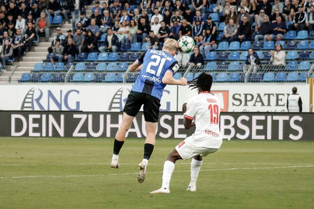 September 16, 2026, xhettx, Soccer 3rd Division, SV Waldhof Mannheim vs. Rot-Weiss Essen; from left: Julian Rieckmann (SV Waldhof Mannheim), 21, heading the ball toward the goal
