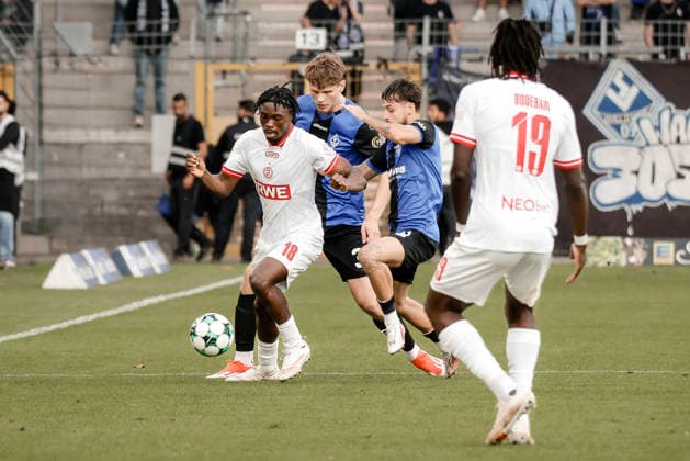 September 16, 2026, xhettx, Soccer 3rd Division, SV Waldhof Mannheim vs. Rot-Weiss Essen: Dickson Abiama (Rot-Weiss Essen), No. 18, holds off Moritz Polte (SV Waldhof Mannheim), No. 3, and Vincent Thill (SV Waldhof Mannheim), No. 12