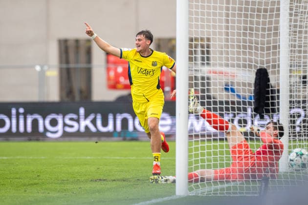 L R Alexander Staff of 1 FC Saarbrücken, 29, celebrates the goal that makes it 0–1, and Morten Behrens of SC Preussen Münster, 01 lies in the goal with the ball (GER), SC Preussen Münster vs. 1 FC Saarbrücken, soccer, 3rd League, Matchday 6, 2026–2027 season, September 16, 2026 DFL regulations prohibit any use of photographs as image sequences and or quasi-video GER, SC Preussen Münster vs. 1 FC Saarbrücken, soccer, 3. Liga, Matchday 6, 2026–2027 season, September 16, 2026, Münster Copyright: xEibner-Pressefoto JanxRollingerx EP_JSK