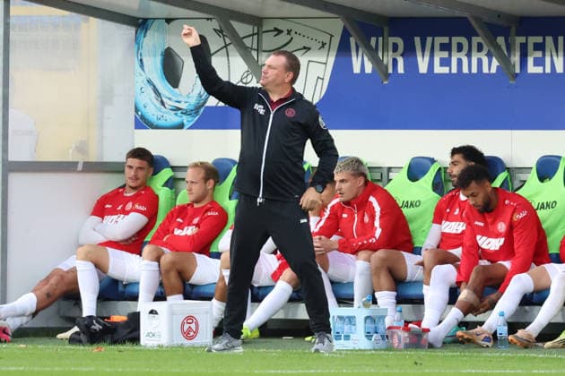 September 16, 2026, xrekx, Soccer 3rd Division, SV Waldhof Mannheim vs. Rot-Weiss Essen; Uwe Koschinat, coach of Rot-Weiss Essen, gives instructions and gestures with his arms; Mannheim
