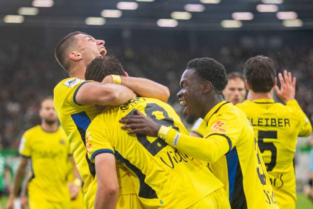 L R Mladen Cvjetinovic (1. FC Saarbrücken), 21, Alexander Staff (1. FC Saarbrücken), 29, and Kelsey Owusu (1. FC Saarbrücken), 31, celebrate the goal that made the score 0–1 GER, SC Preussen Münster vs. 1 FC Saarbrücken, Soccer, 3rd Division, Matchday 6, 2026–2027 season, September 16, 2026 DFL regulations prohibit any use of photographs as image sequences and or quasi-video GER, SC Preussen Münster vs. 1. FC Saarbrücken, soccer, 3. Liga, Matchday 6, 2026–2027 season, September 16, 2026, Münster Copyright: xEibner-Pressefoto JanxRollingerx EP_JSK