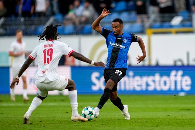 v li Franci Bouebari Essen, 19, Noah Sarenren Bazee SV Waldhof, 37, tackle, game scene, duel, tackle, tackling, dynamism, action, 09 16 2026, Mannheim, Germany, soccer, 3rd Division, SV Waldhof Mannheim vs. Rot-Weiss Essen, DFB and DFL regulations prohibit any use of photographs as image sequences and or quasi-video xozx